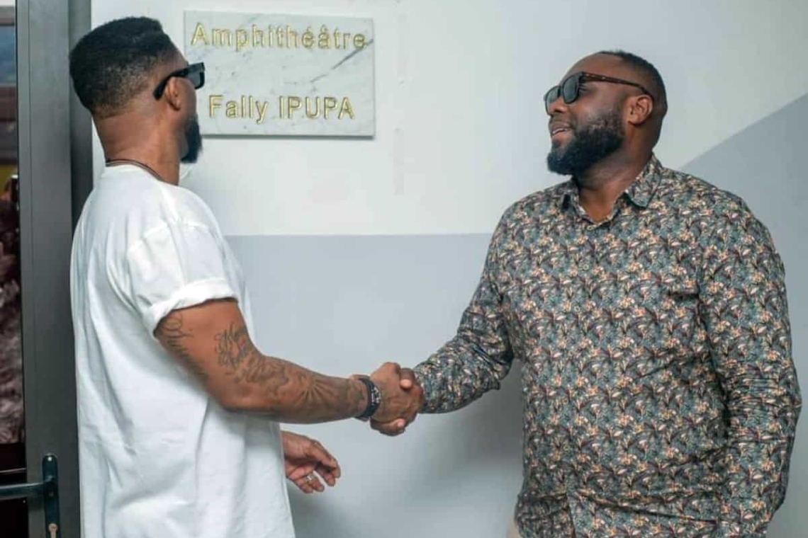 Fally Ipupa et le responsable de l’institut Famah d’Abidjan