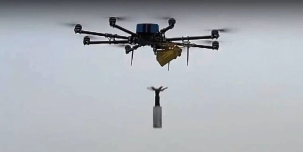 Un drone ukrainien détourné pour larguer des mortiers. // Source : Aerorozdivka Image