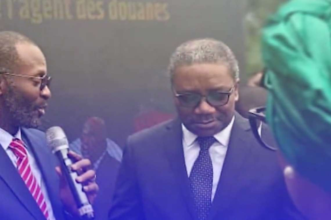 Déterminé à lutter contre la corruption et autres antivaleurs, Antony Nkinzo offre plus de 30 tonnes d'hyperguides au DG de la DGDA