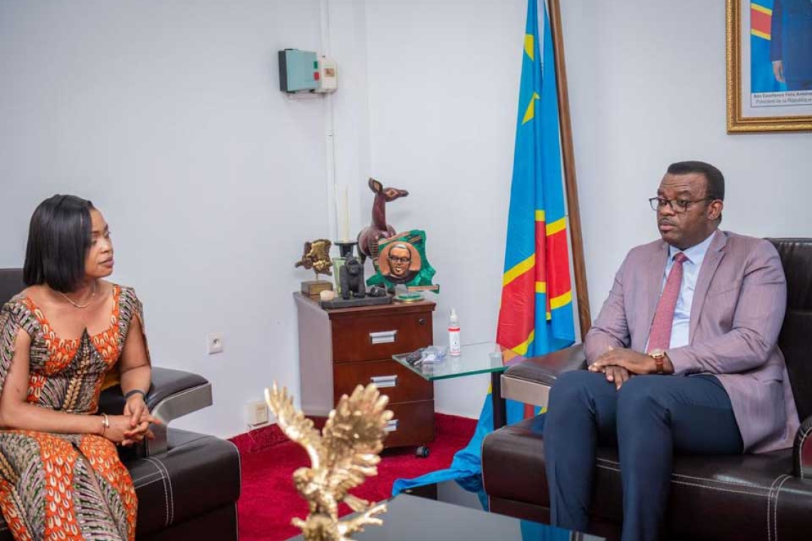 RDC/ Assemblée nationale : l ' honorable questeur adjointe Grâce Neema en plaidoyer auprès du vice premier ministre de la fonction publique Jean LIHAU pour la cause de la province du Bas - Uele.